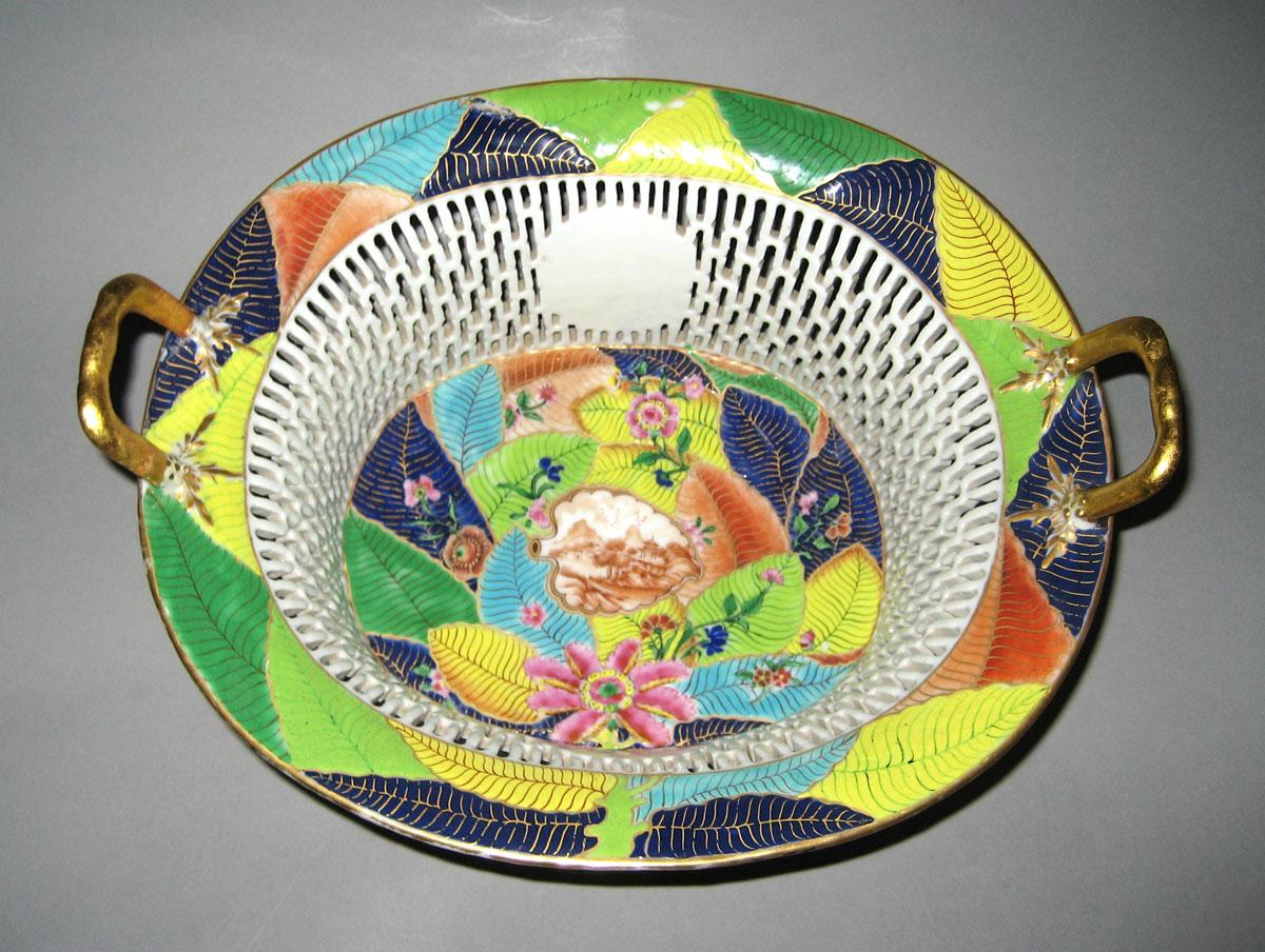 1966.0616.017A Porcelain basket