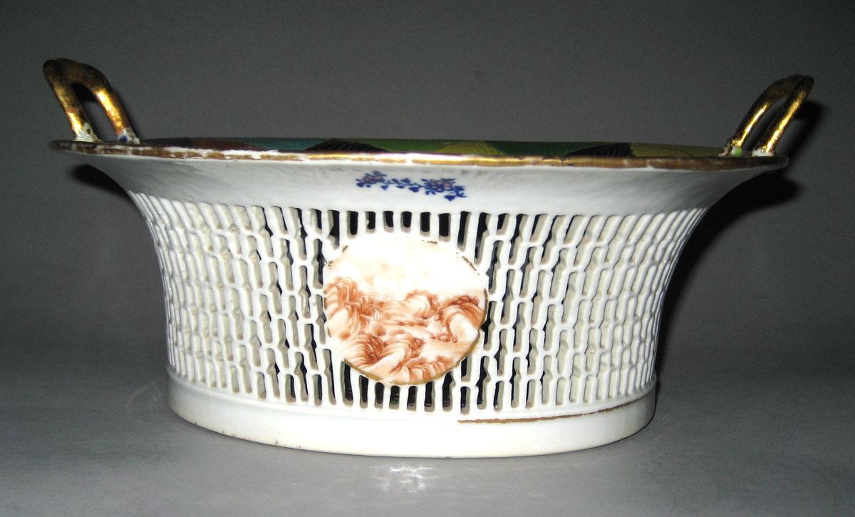 1966.0616.017A Porcelain basket side