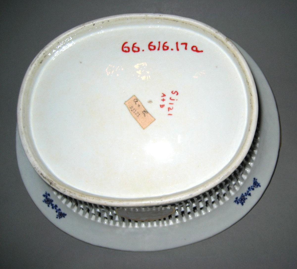 1966.0616.017A Porcelain basket underside