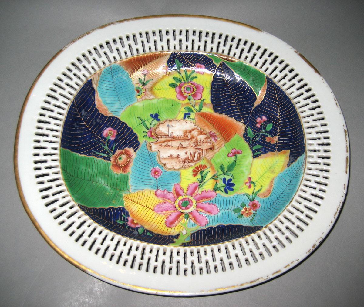 1966.0616.017B Porcelain stand