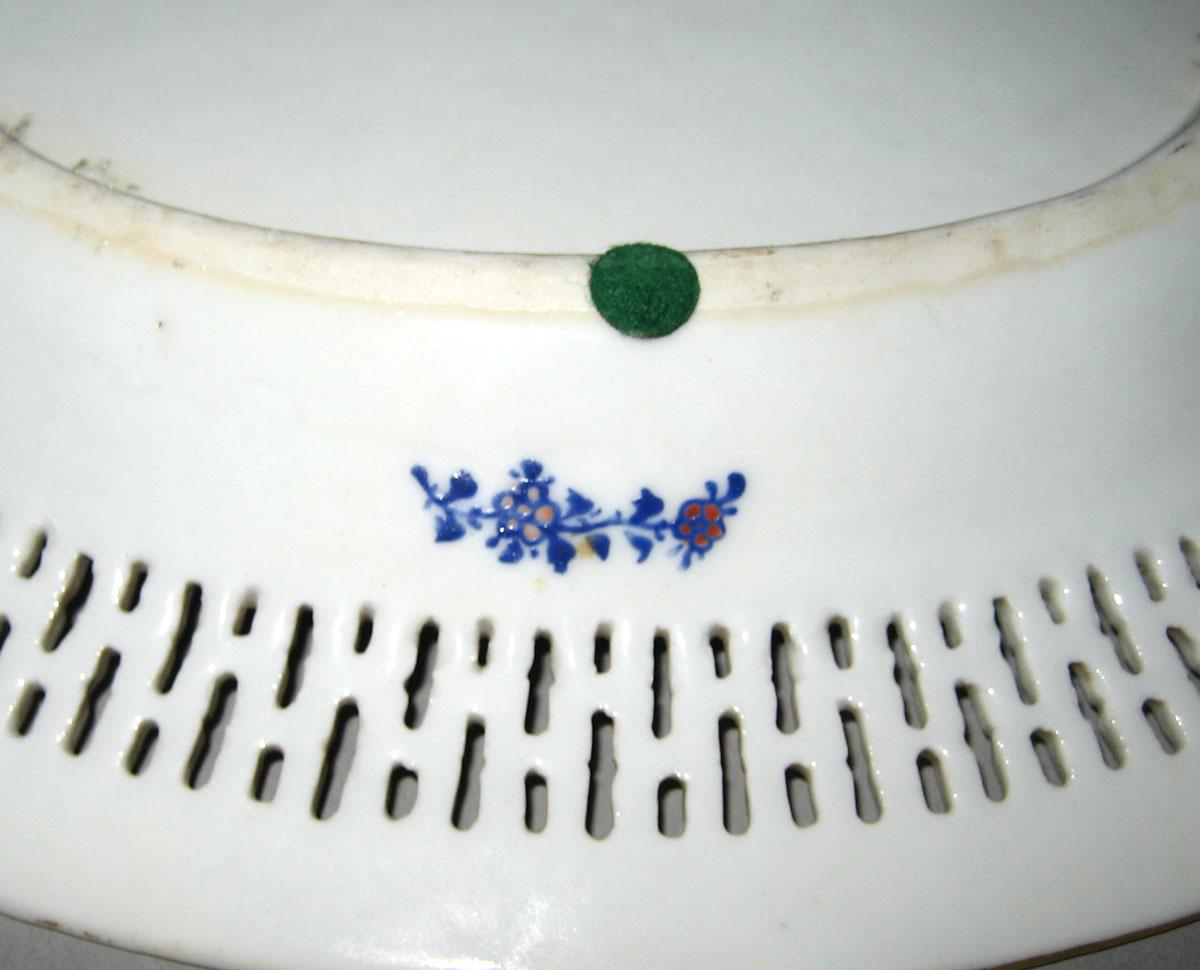 1966.0616.017B Porcelain stand detail