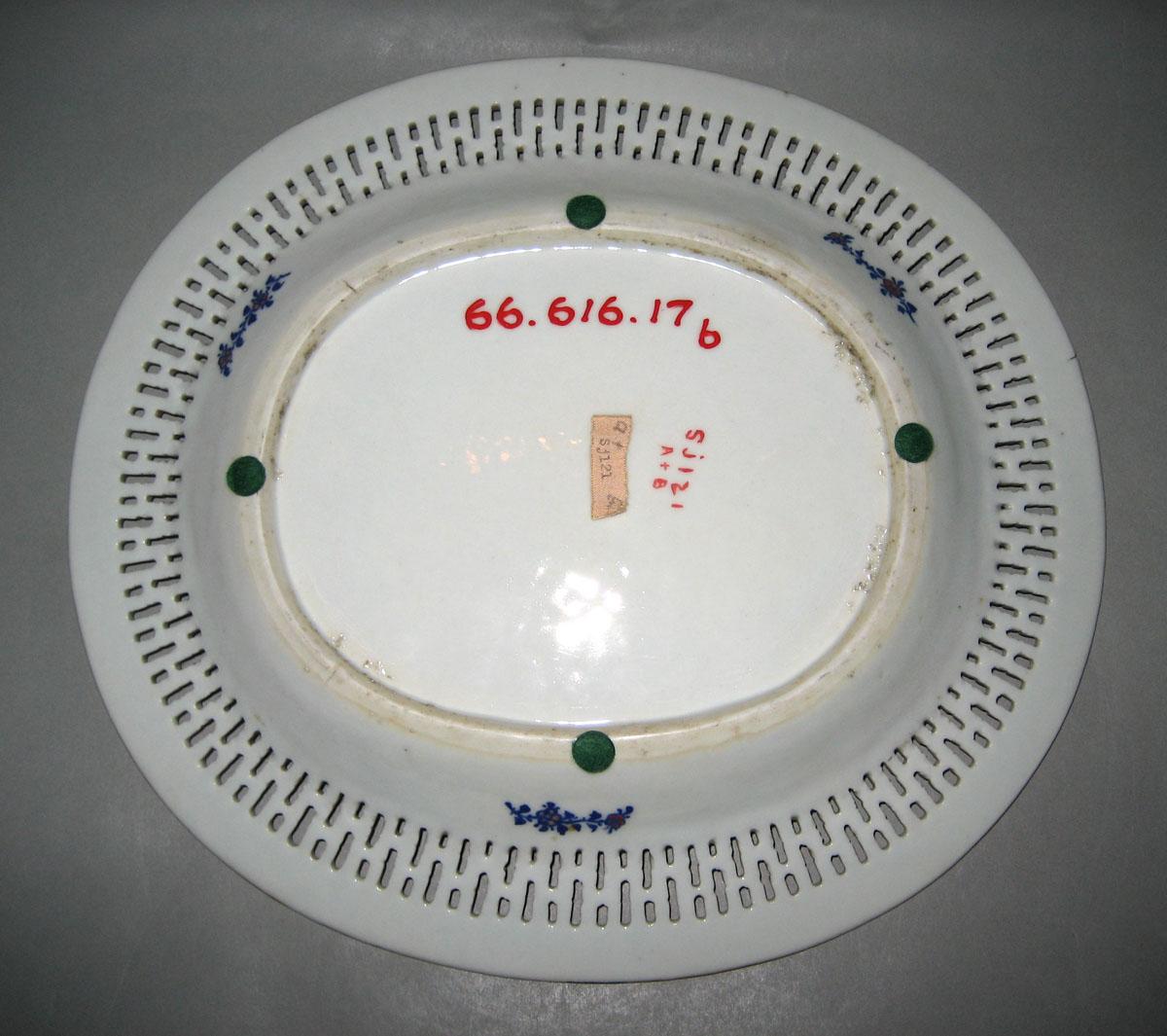1966.0616.017B Porcelain stand underside