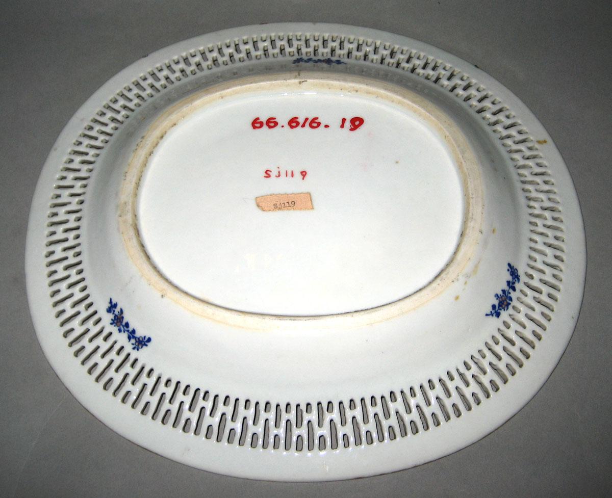 1966.0616.019 Porcelain stand underside