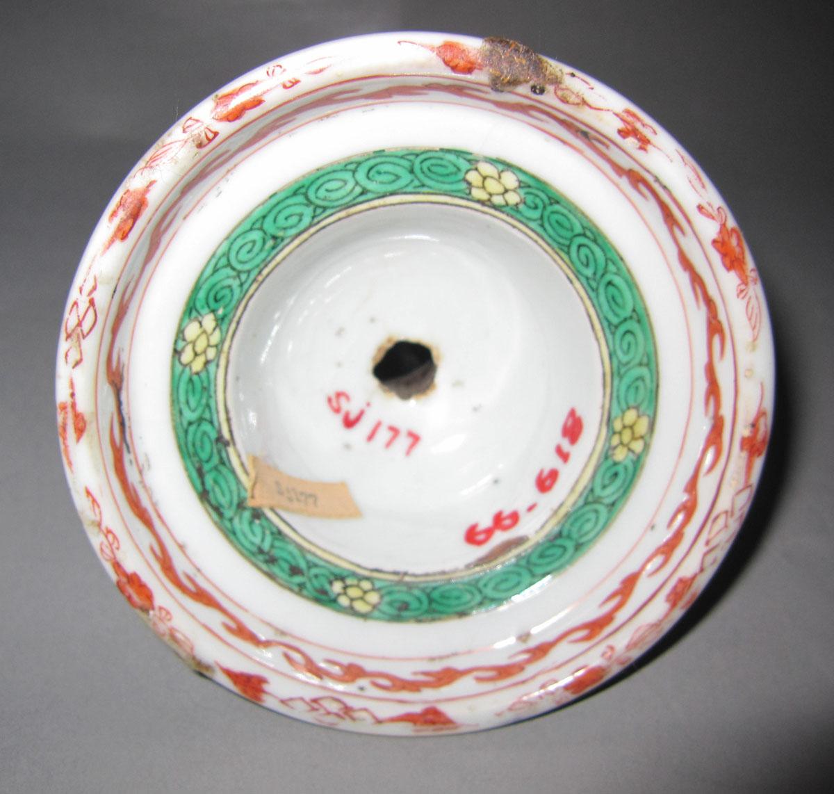 1966.0618 Porcelain candlestick underside