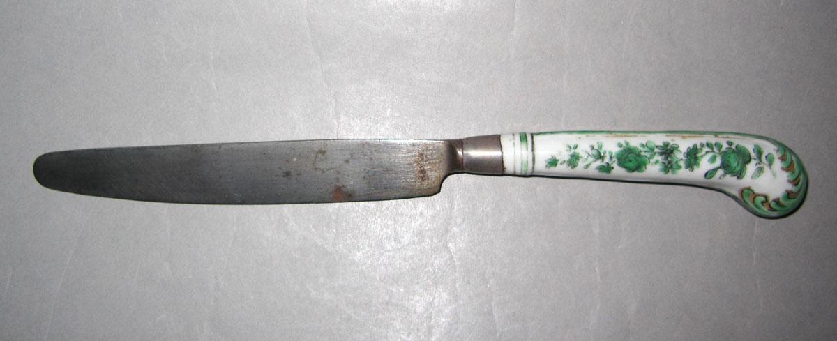 1966.0620.001 Porcelain-handled knife