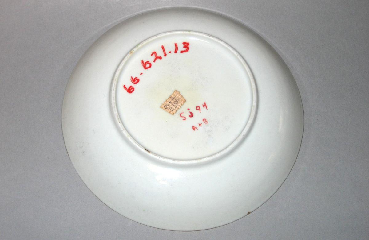 1966.0621.013 Saucer underside