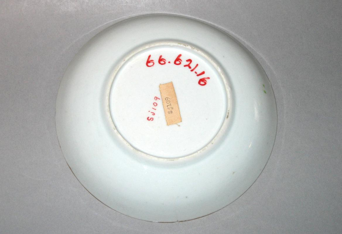 1966.0621.016 Saucer underside