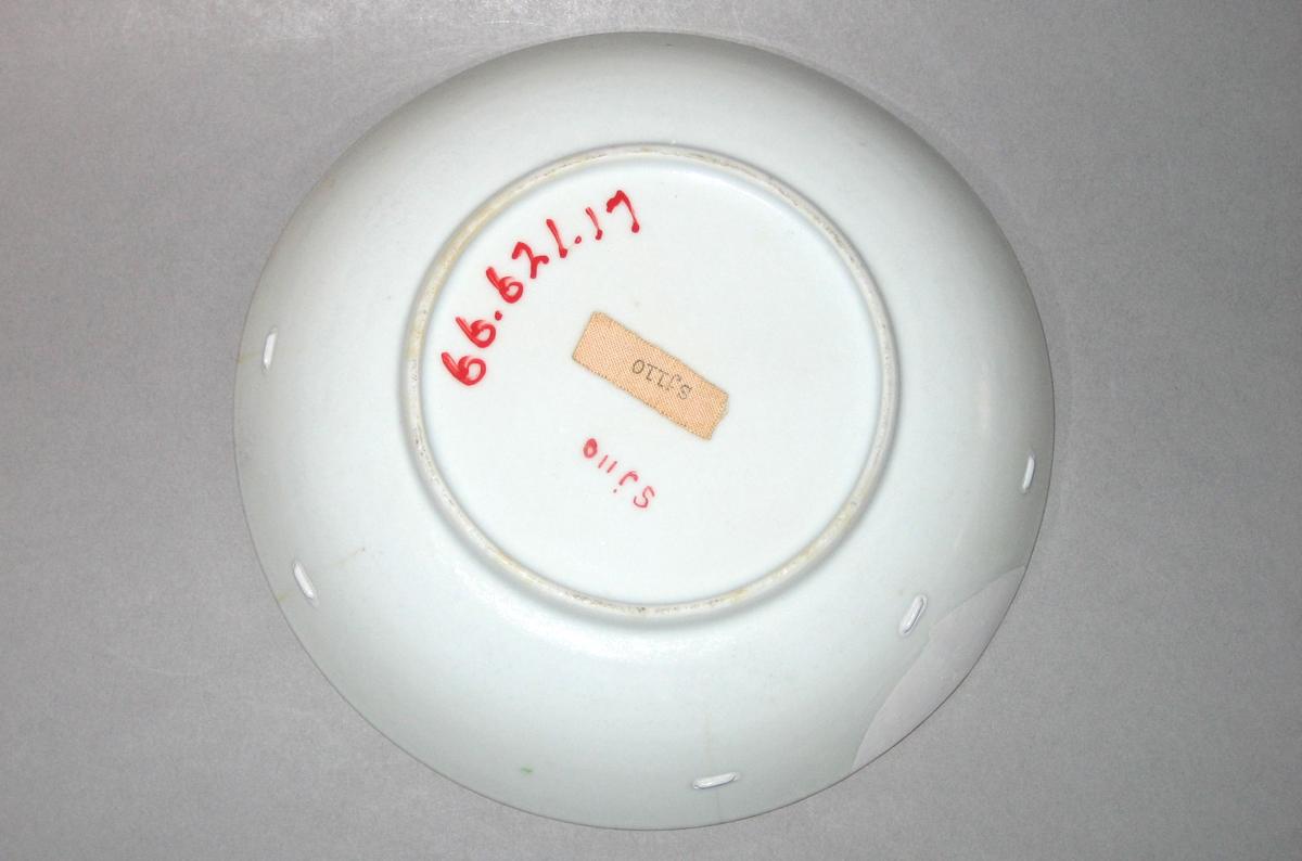 1966.0621.017 Saucer underside