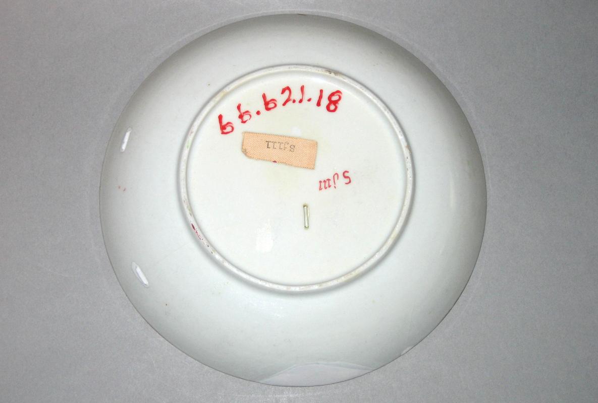 1966.0621.018 Saucer underside