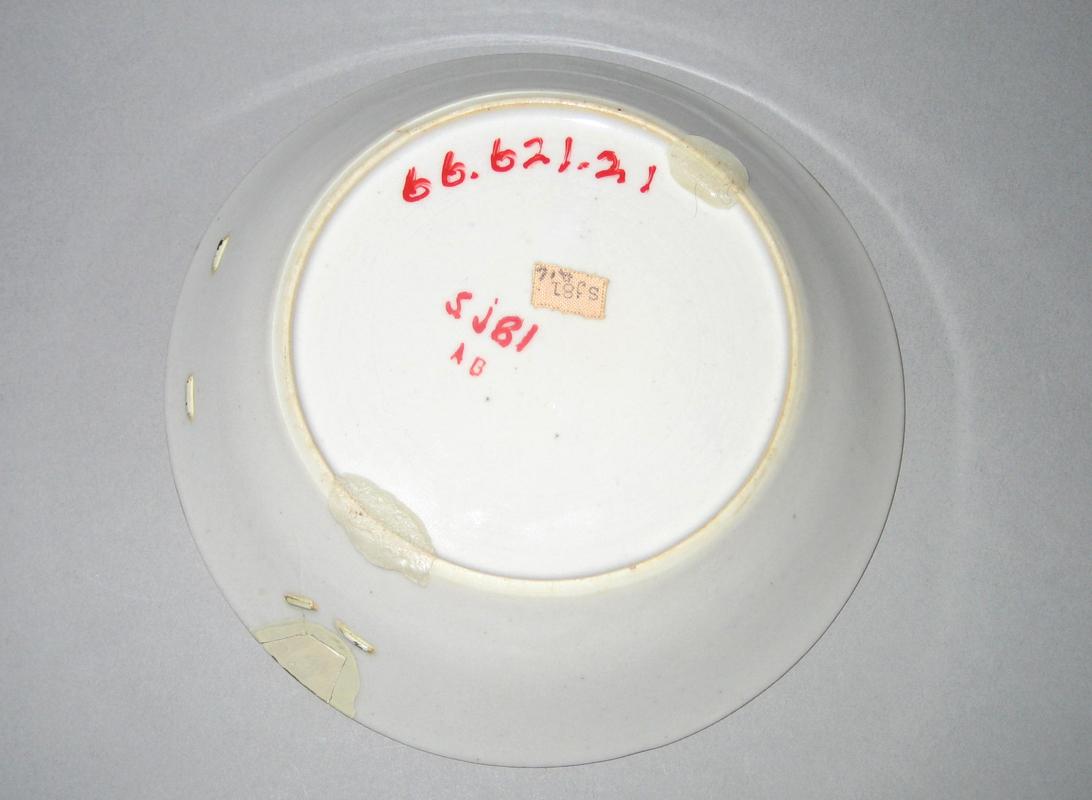 1966.0621.021 Saucer underside