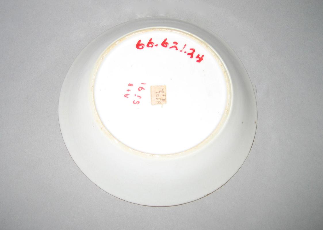 1966.0621.024 Saucer underside