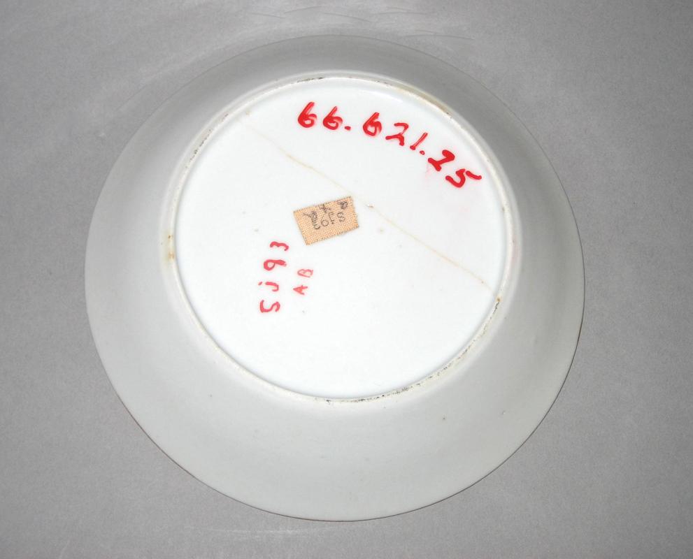 1966.0621.025 Saucer underside