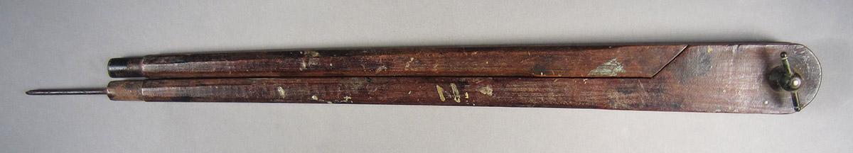 1957.0026.042 Compass, side 1