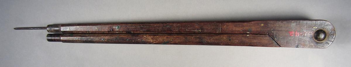1957.0026.042 Compass, side 2
