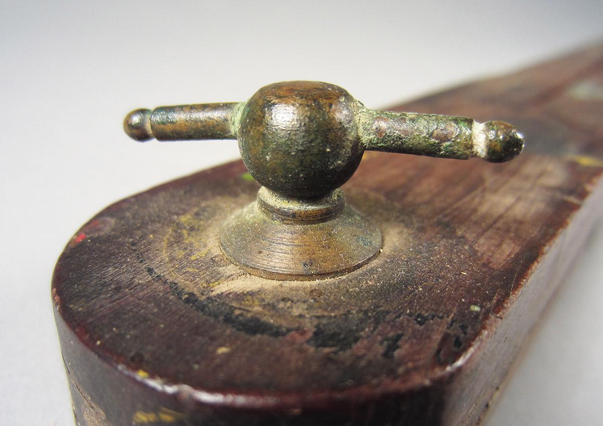 1957.0026.042 Compass, screw detail