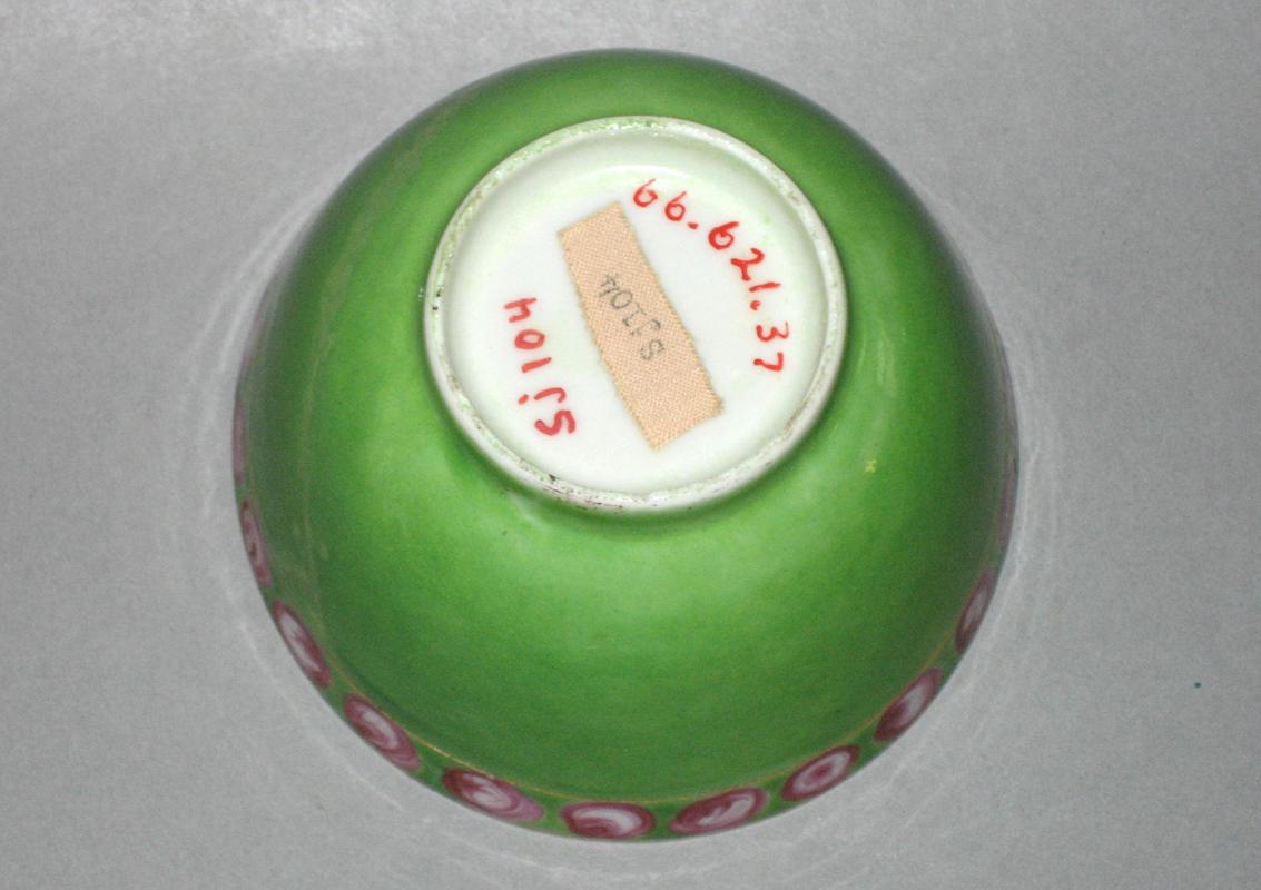 1966.0621.037 Teabowl underside