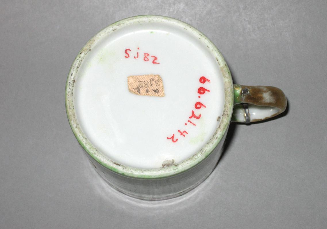 1966.0621.042 Coffee cup underside