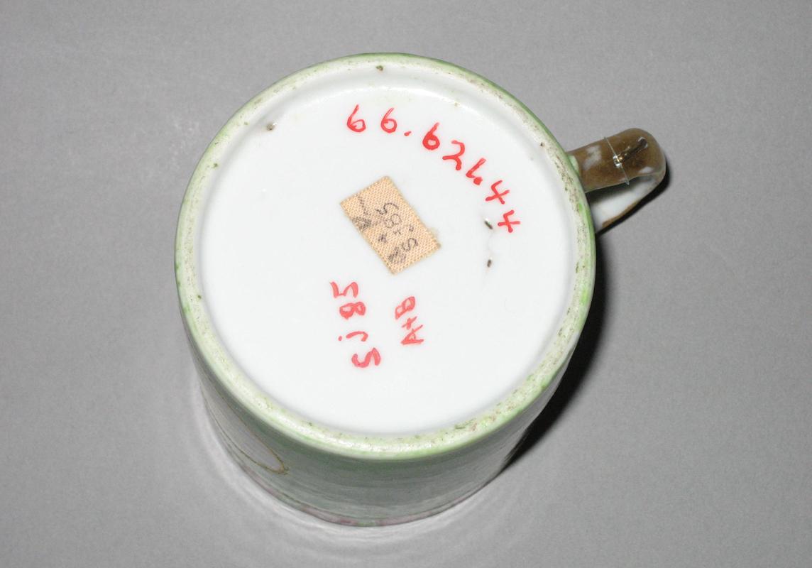 1966.0621.044 Coffee cup underside