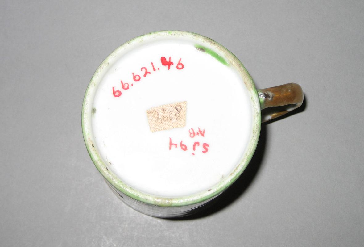 1966.0621.046 Coffee cup underside