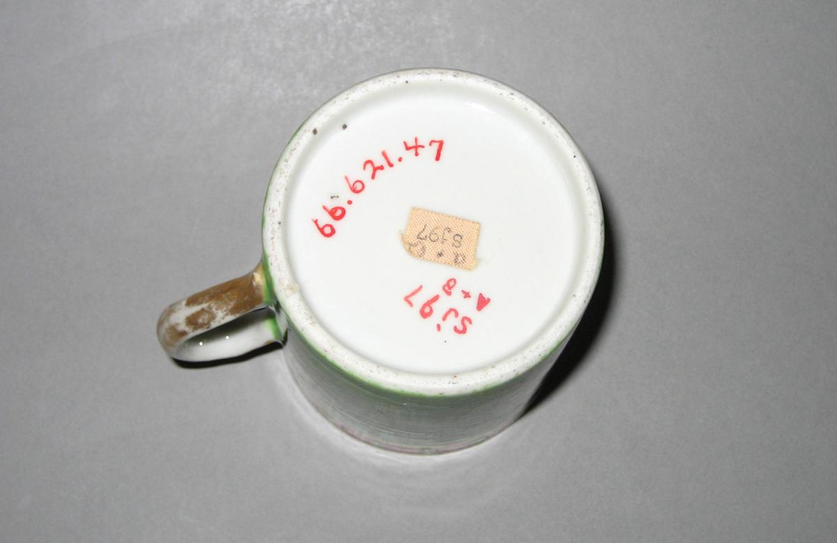 1966.0621.047 Coffee cup underside