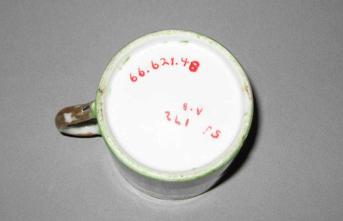 1966.0621.048 Coffee cup underside