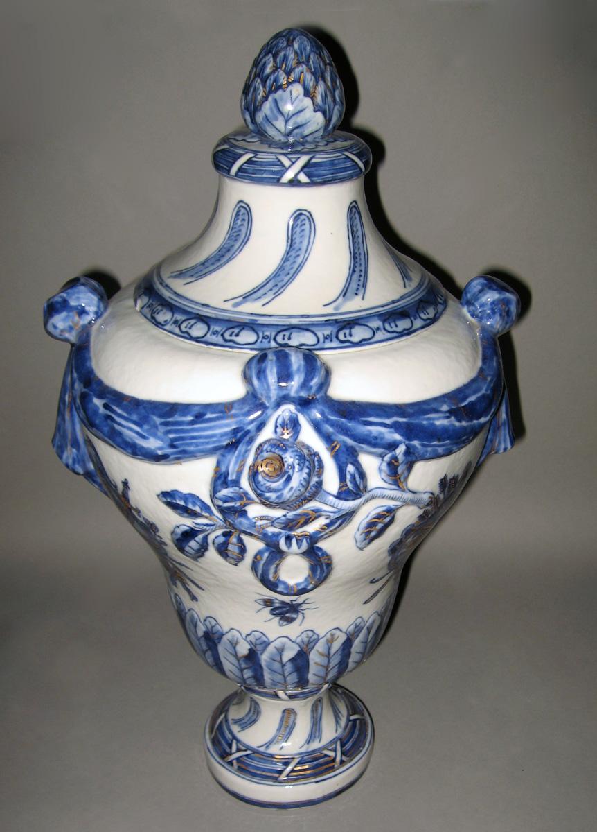 1966.0631.001 A, B Porcelain Urn view 2