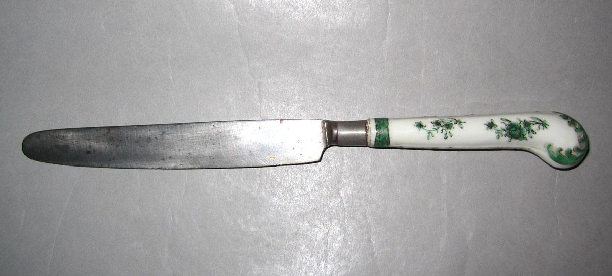 1966.0634.001 Porcelain-handled knife