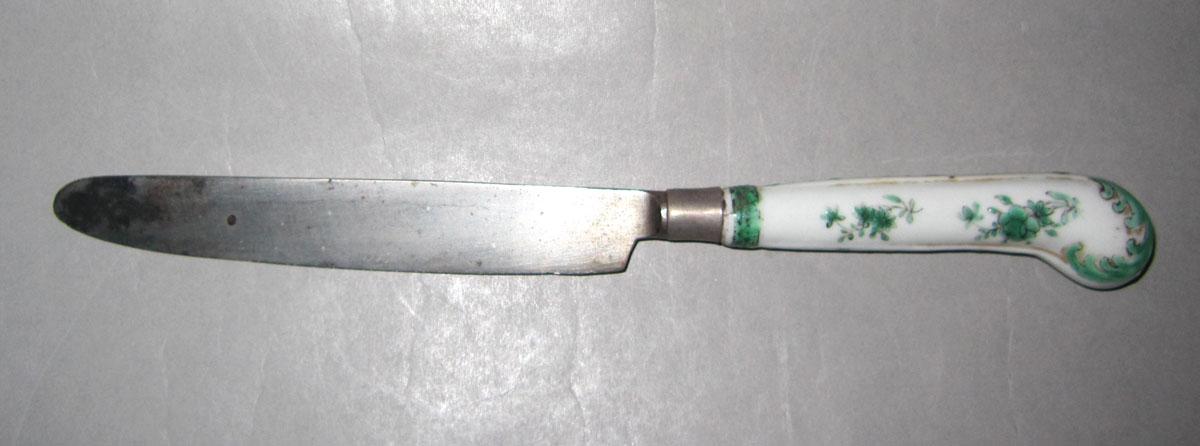 1966.0634.002 Porcelain-handled knife