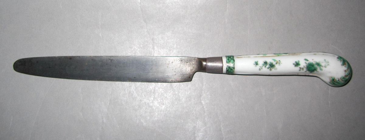 1966.0634.003 Porcelain-handled knife