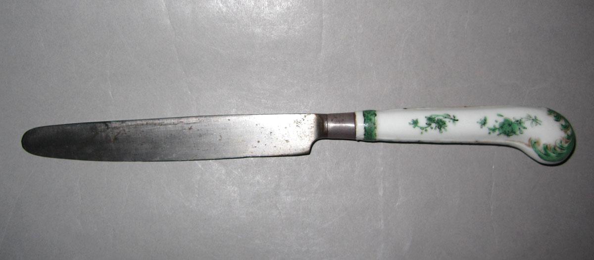 1966.0634.004 Porcelain-handled knife