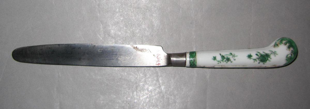 1966.0634.004 Porcelain-handled knife view 2