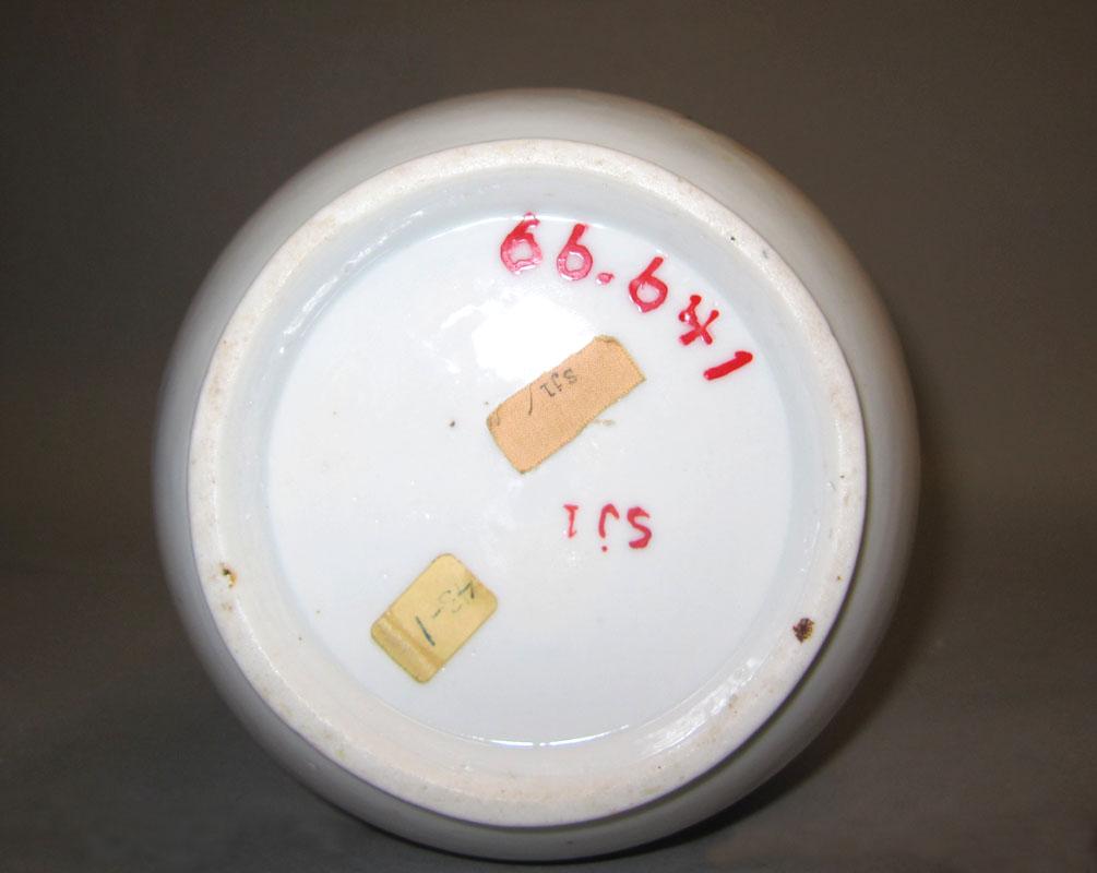 1966.0641 Bottle underside