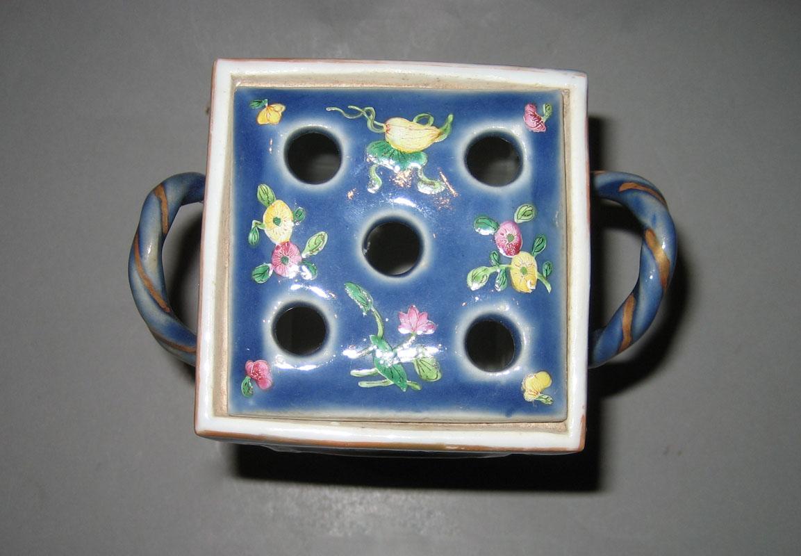 1966.0642.001 Porcelain Flower Container view 3