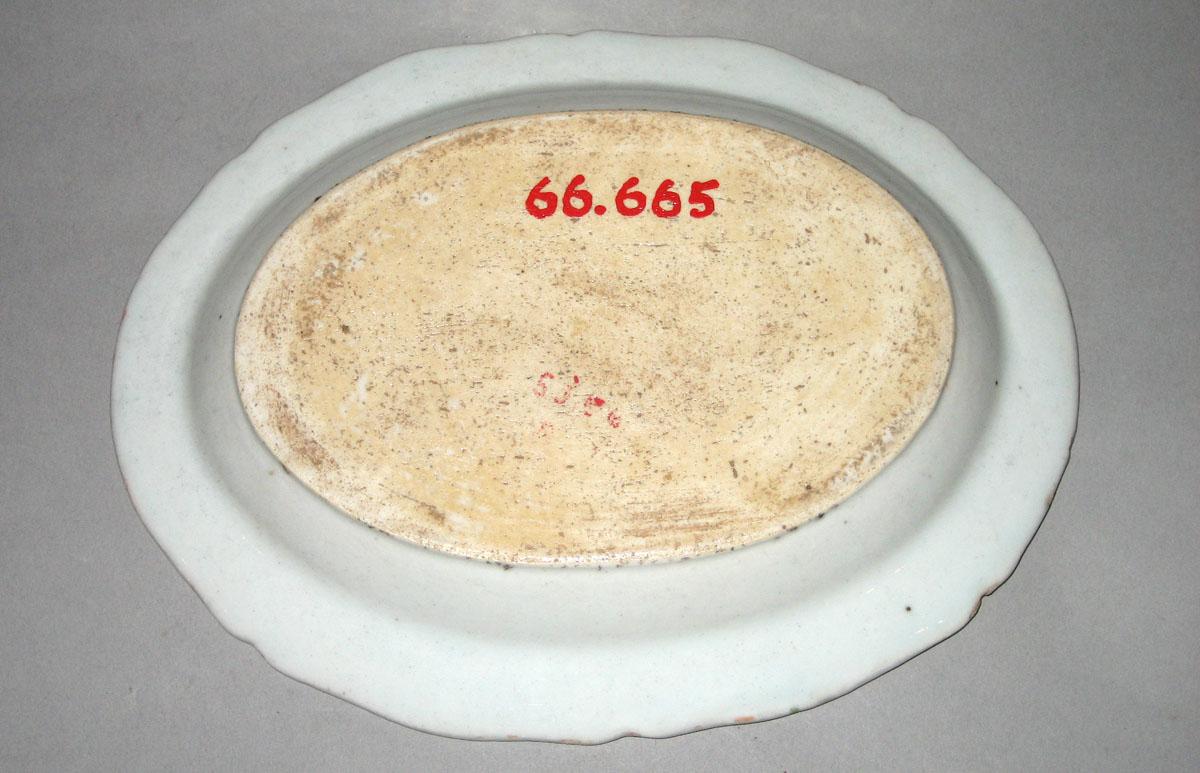 1966.0665 Dish underside