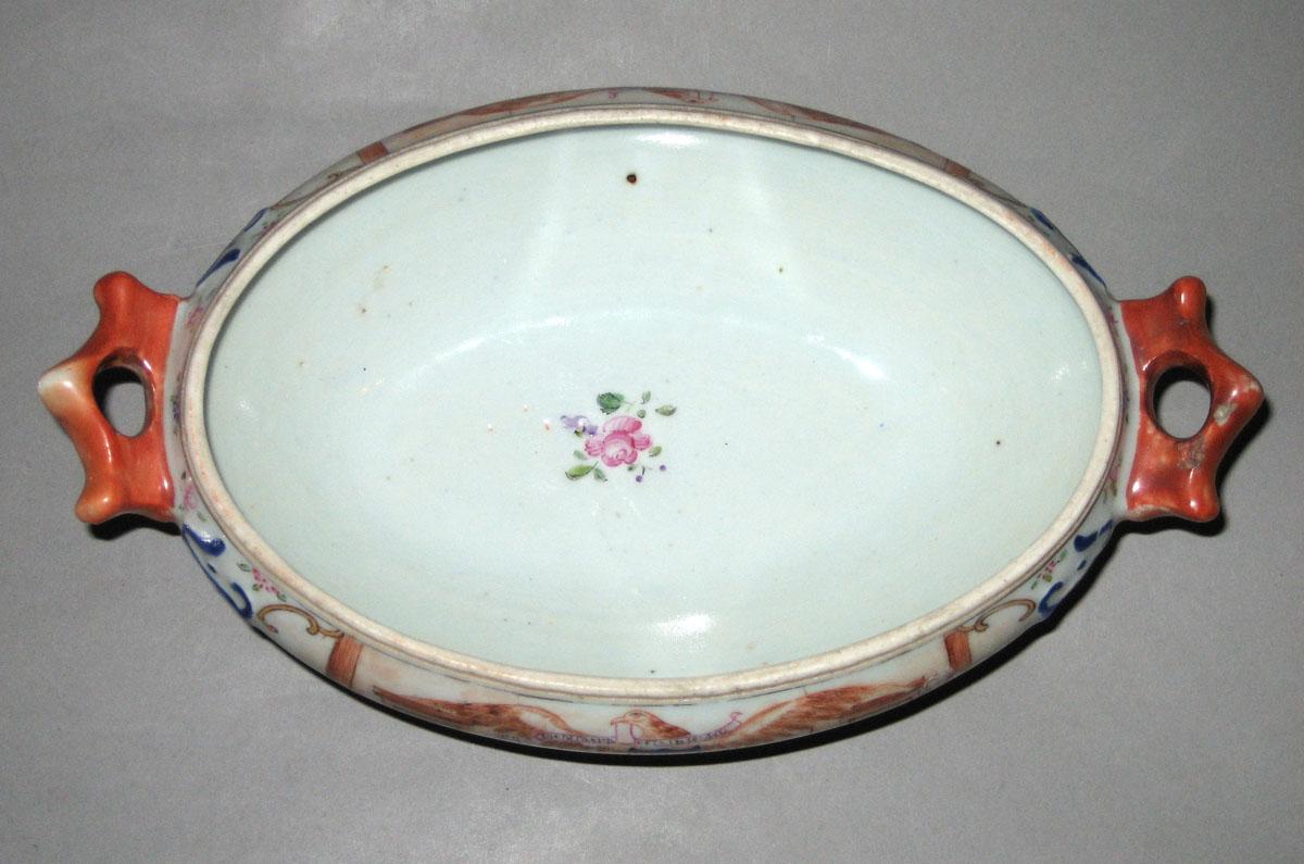 1966.0685 Tureen upper