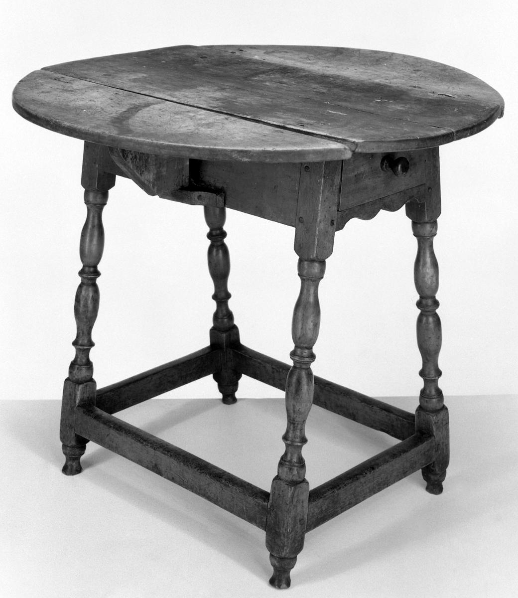 1966.0691 Table, Drop-leaf table