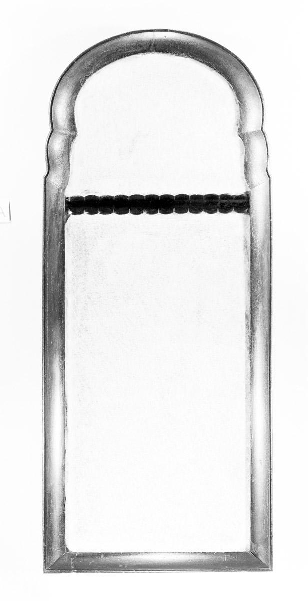 1966.0701 Looking glass