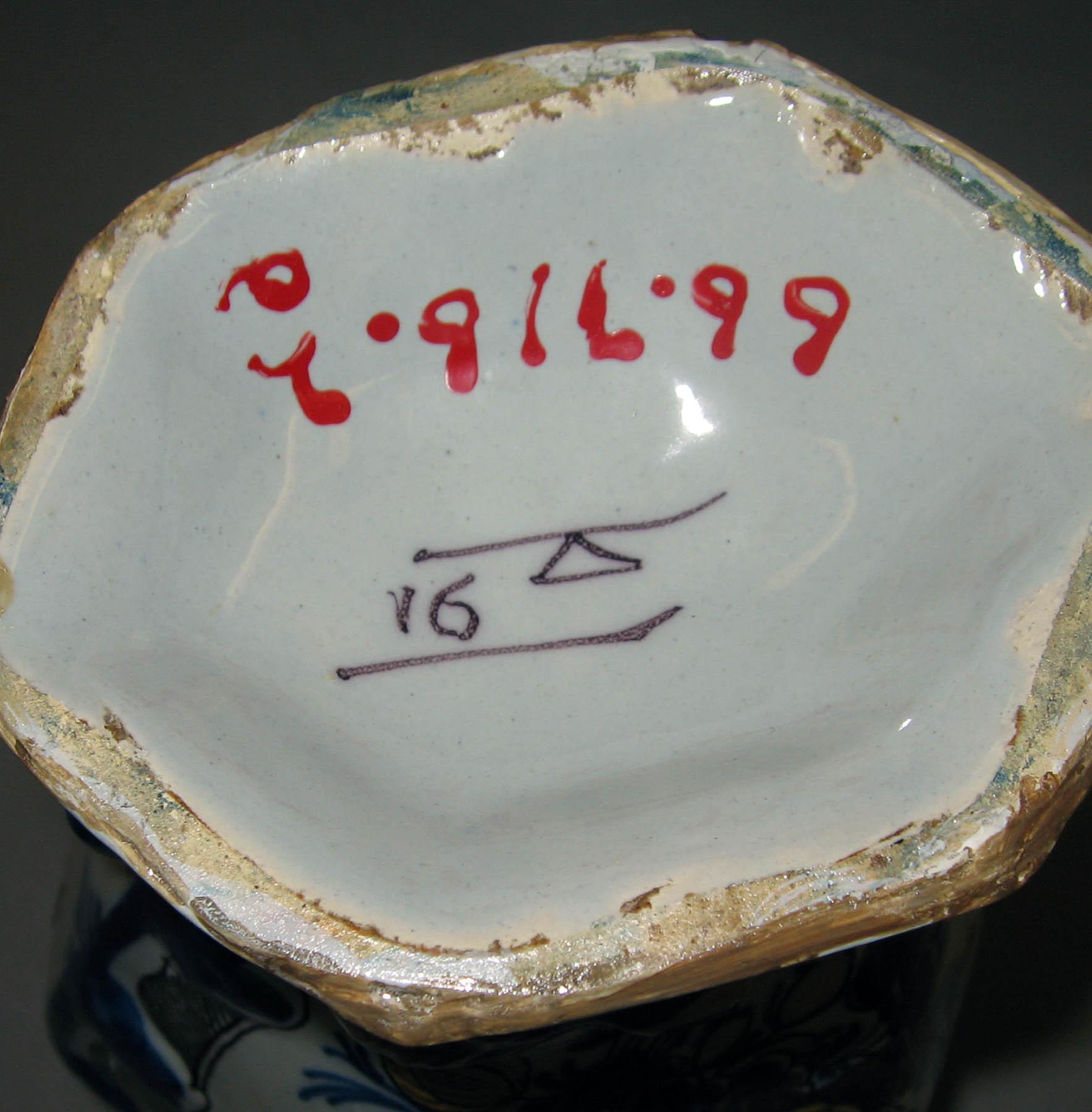 1966.0716.002 A Earthenware vase (underside)