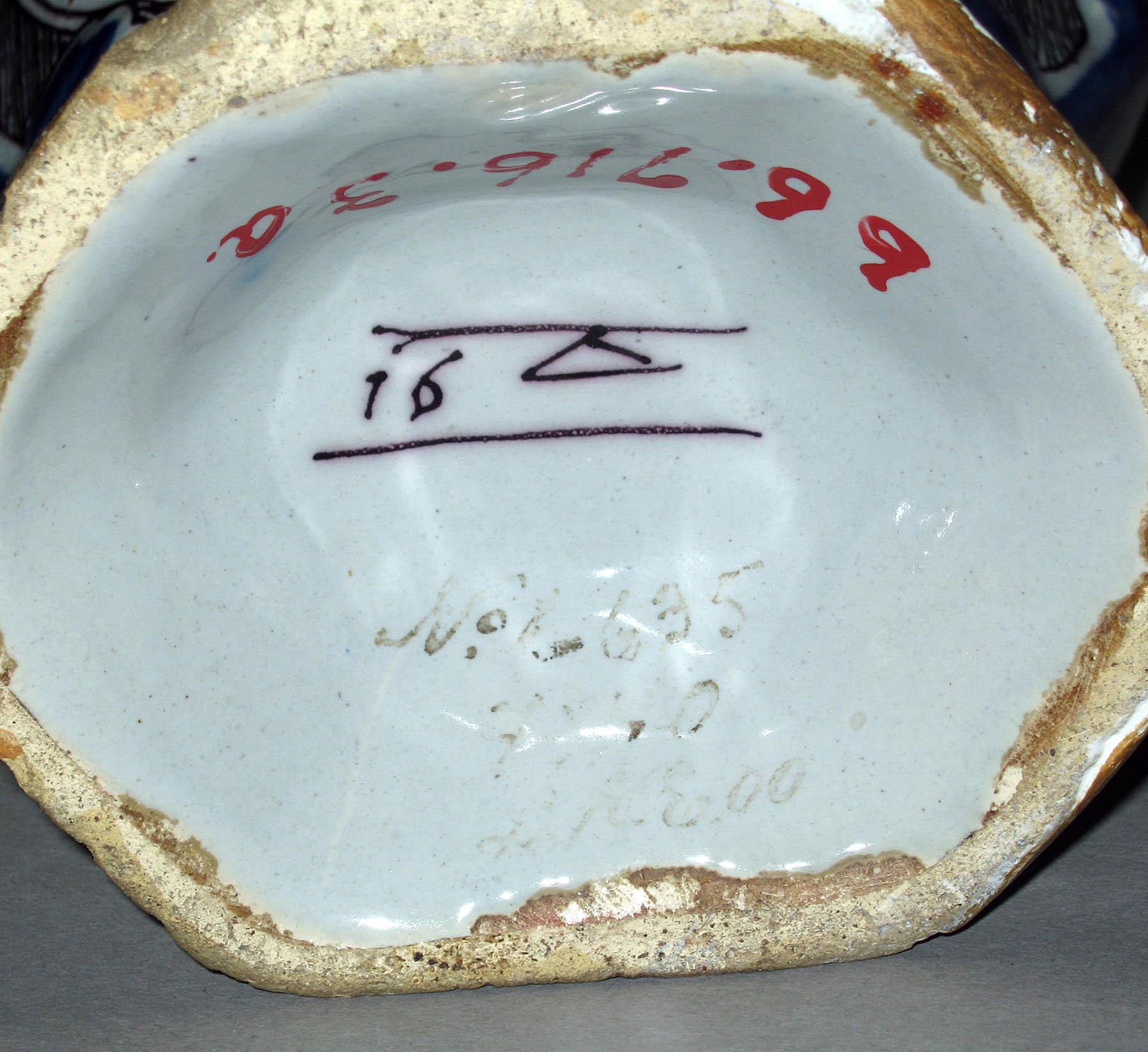1966.0716.033 A Earthenware vase (mark)