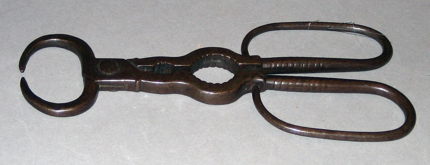 1966.0729 Tongs (view 2)