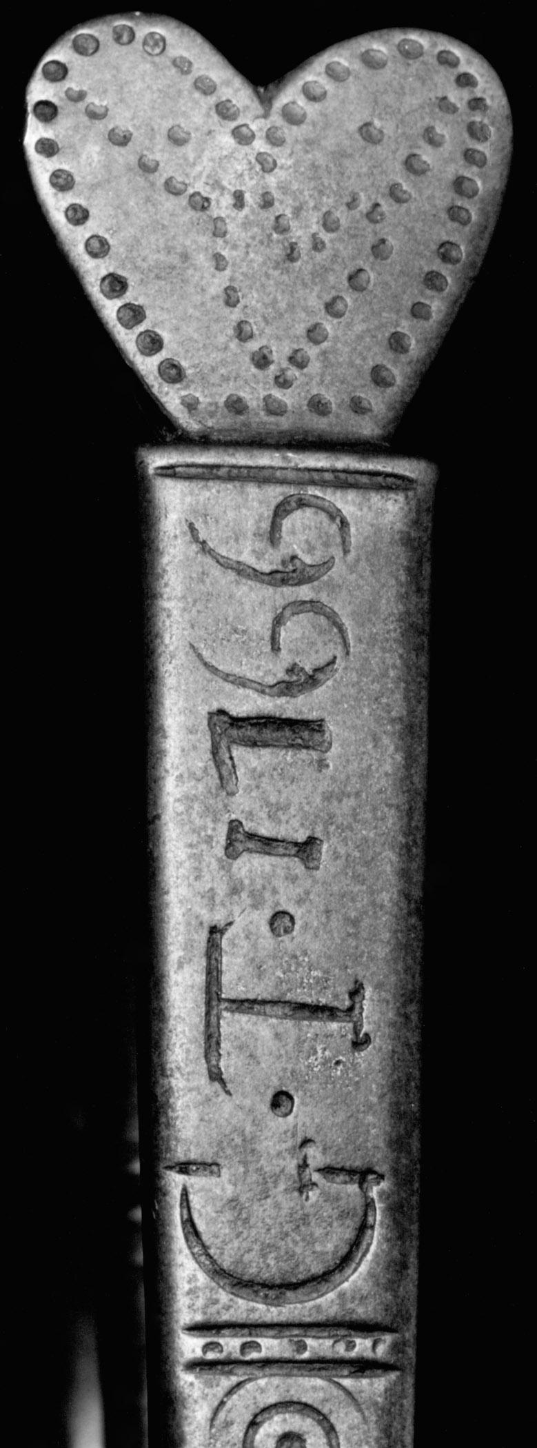 1966.0733 Tongs (detail)