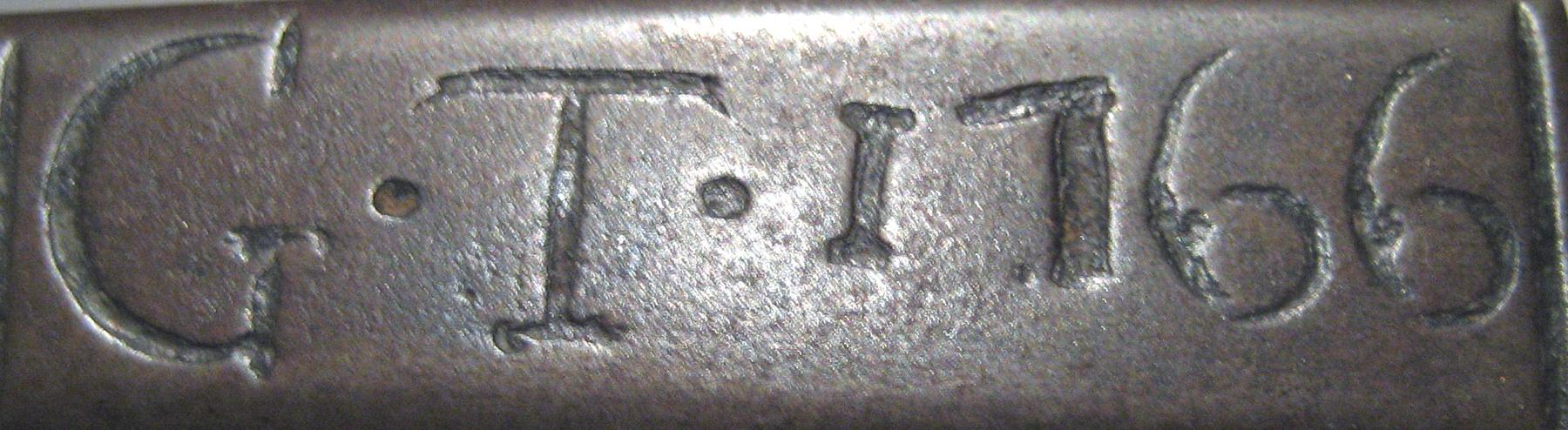 1966.0733 Tongs (mark)
