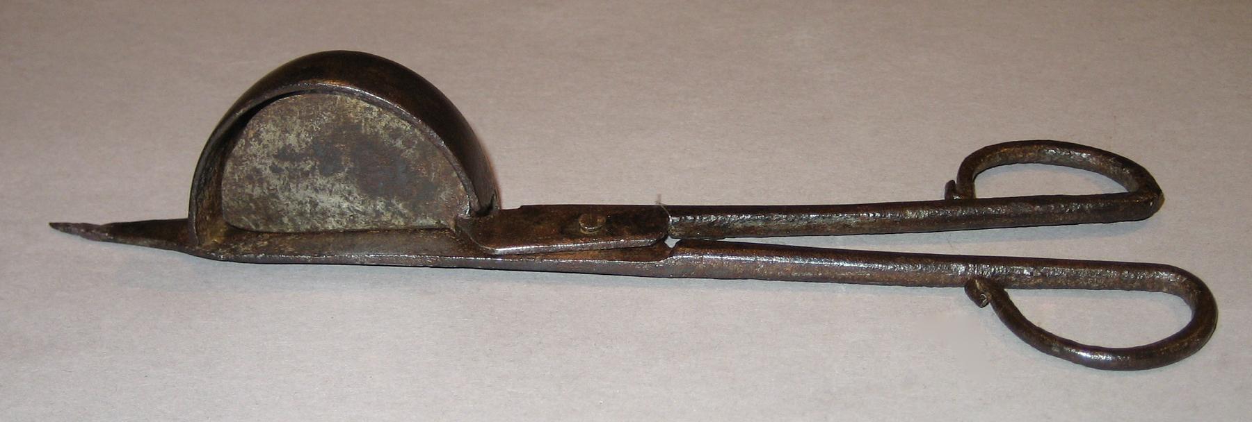 1966.0737 Snuffer