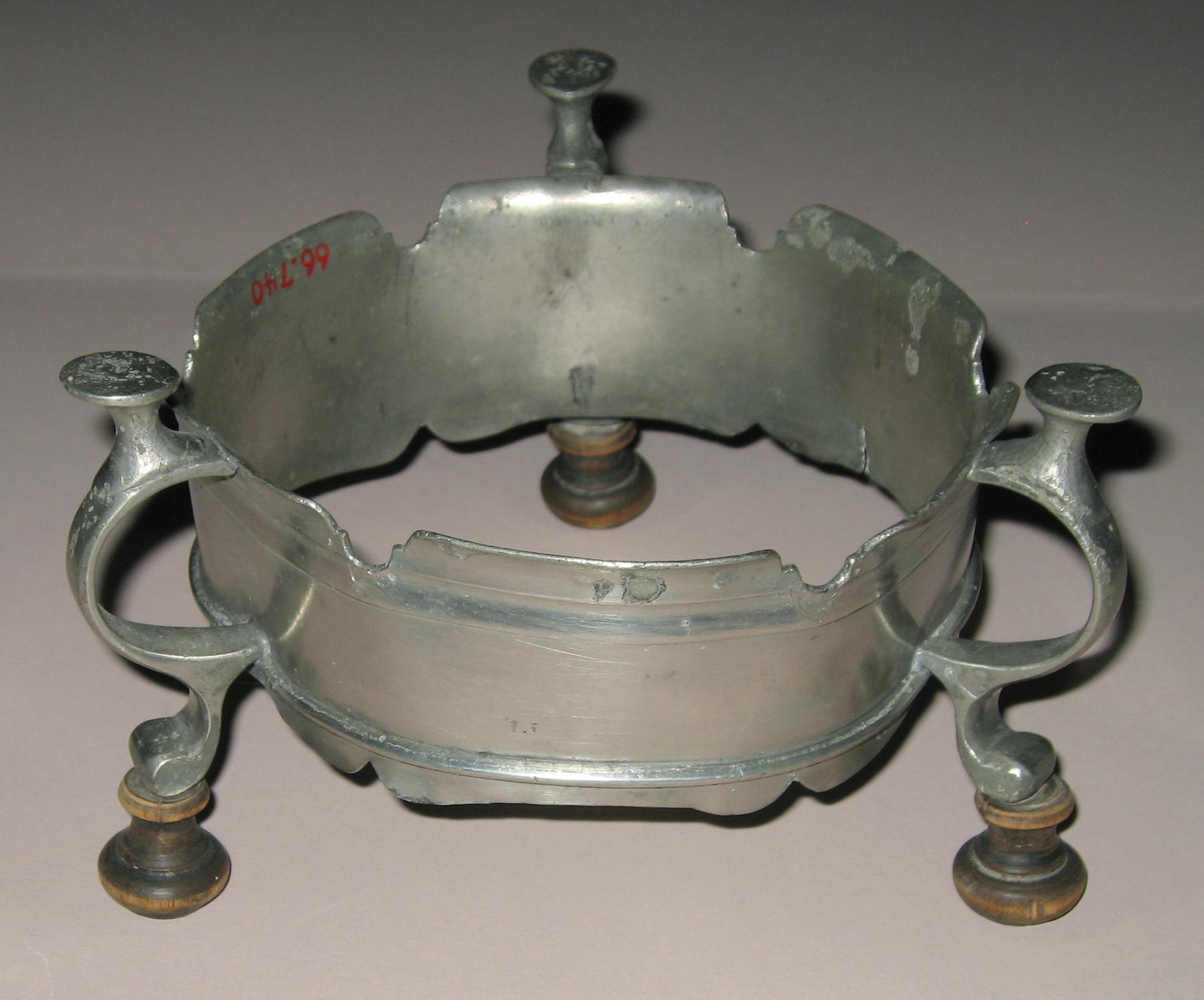 1966.0740 Pewter kettle stand