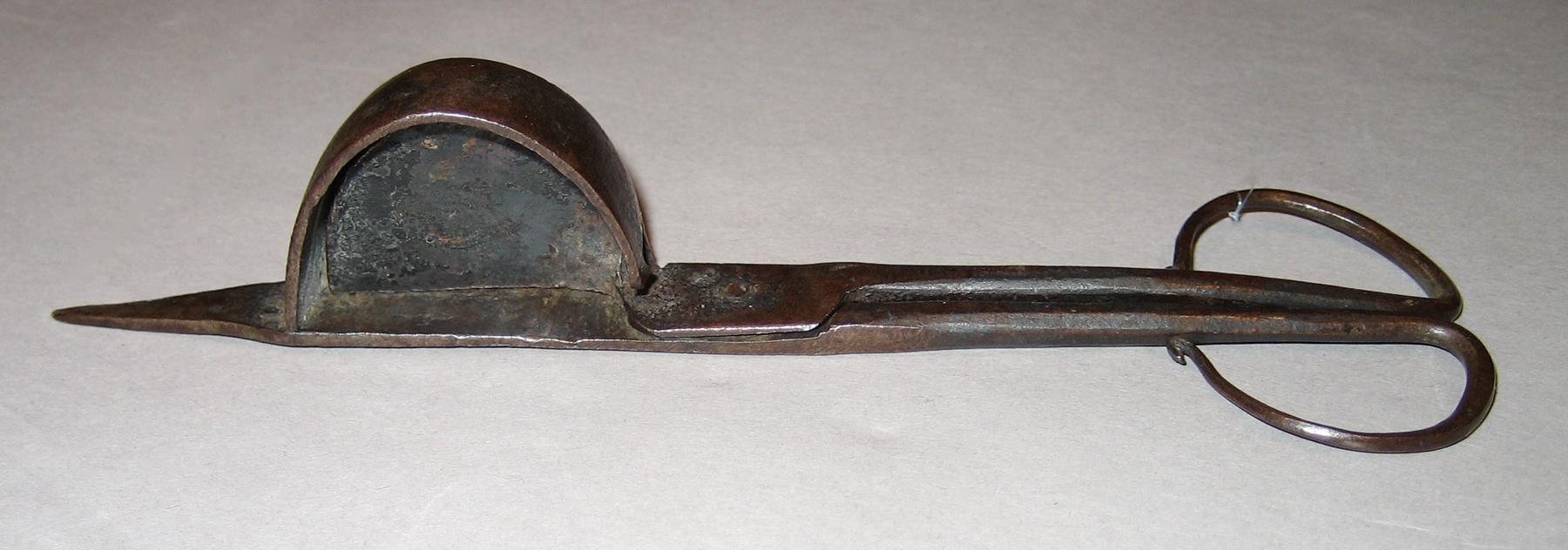 1966.0783 Snuffer