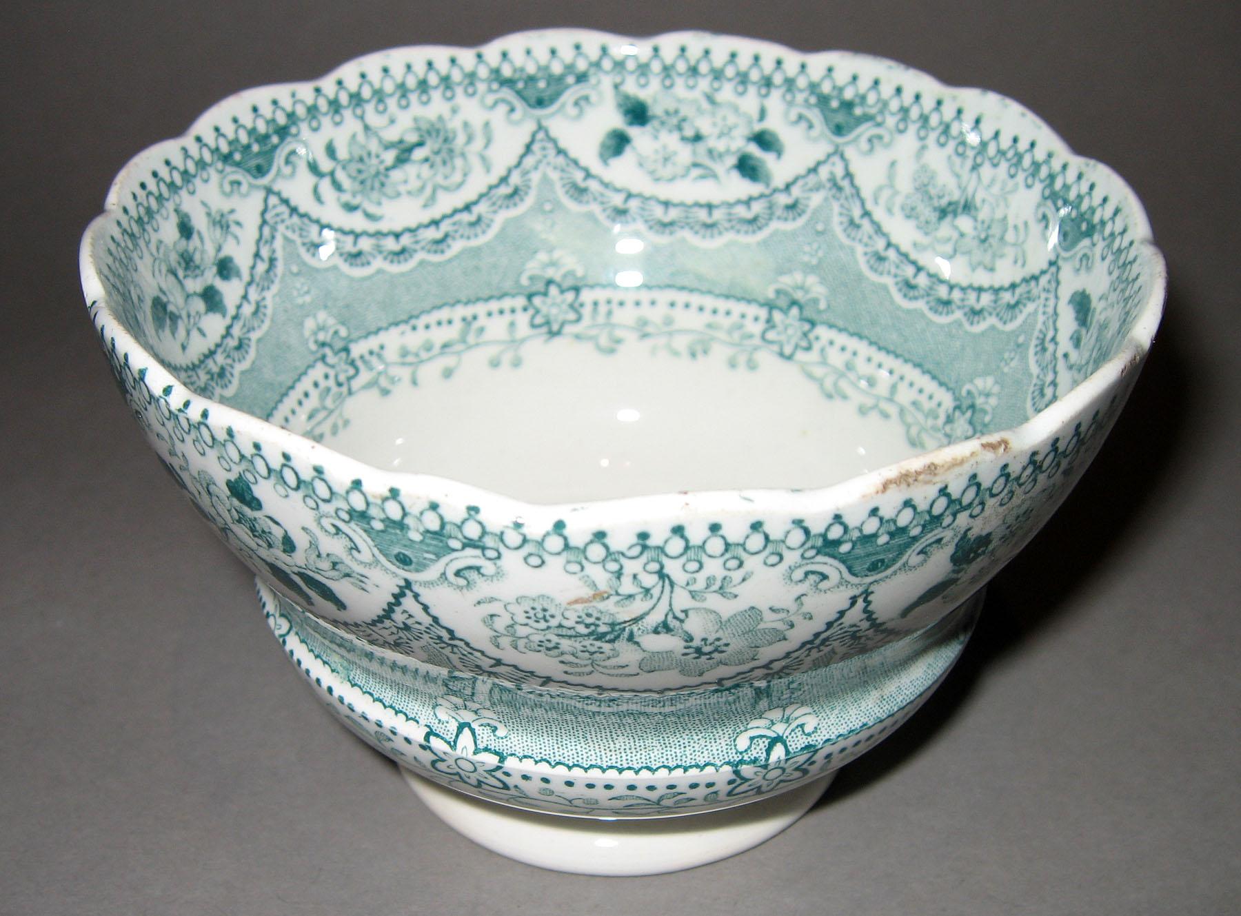 1966.0894 A Paradise pattern teabowl