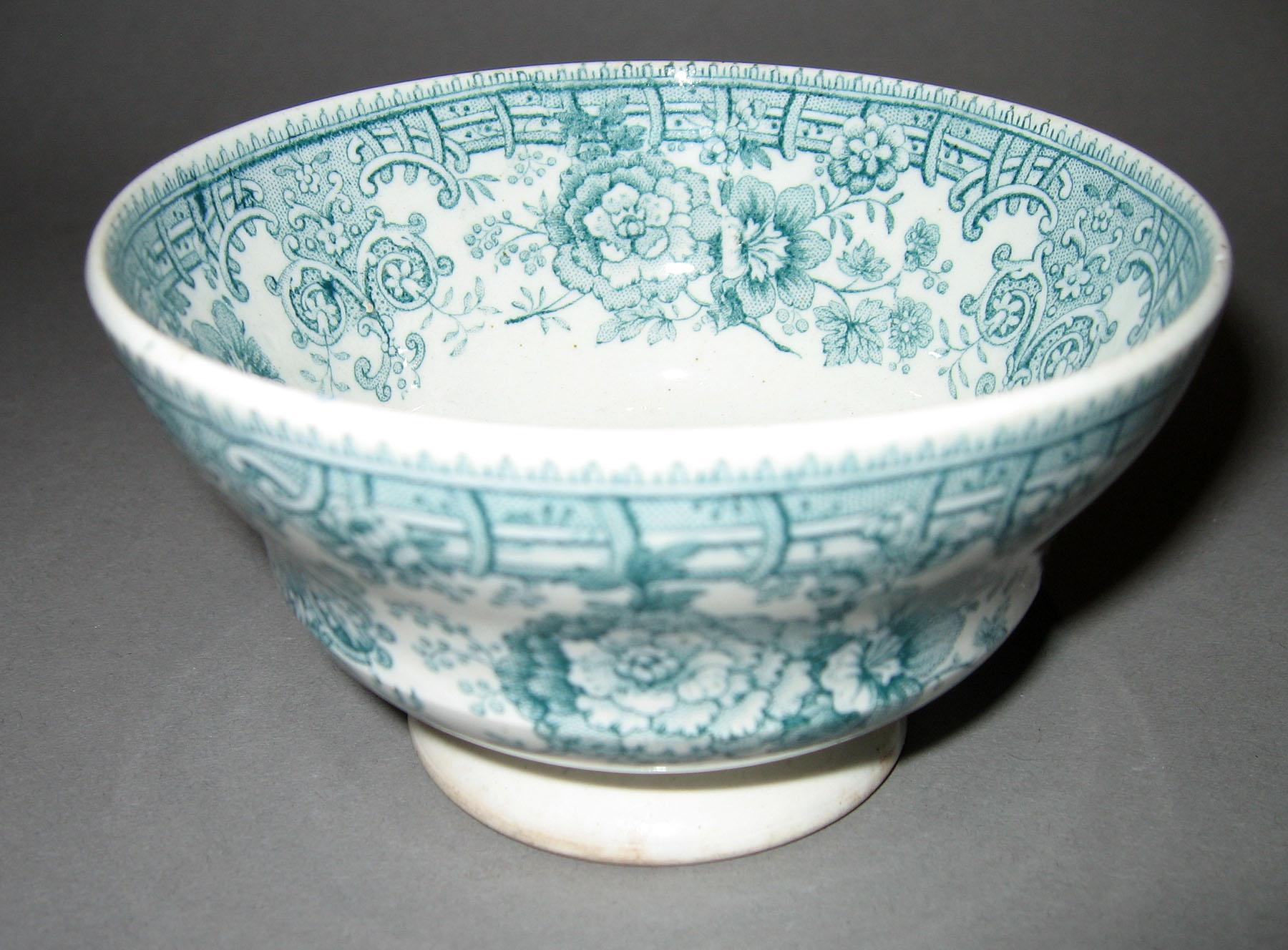 1966.0898 Tyrolean pattern transfer printed teabowl