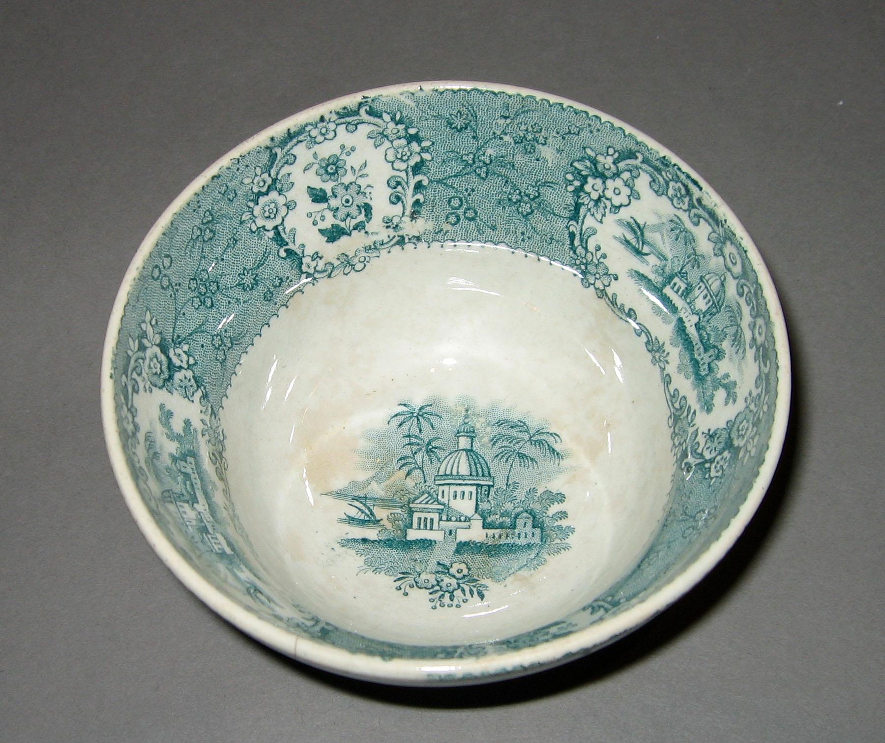 1966.0911.003 Oriental pattern teabowl (interior)