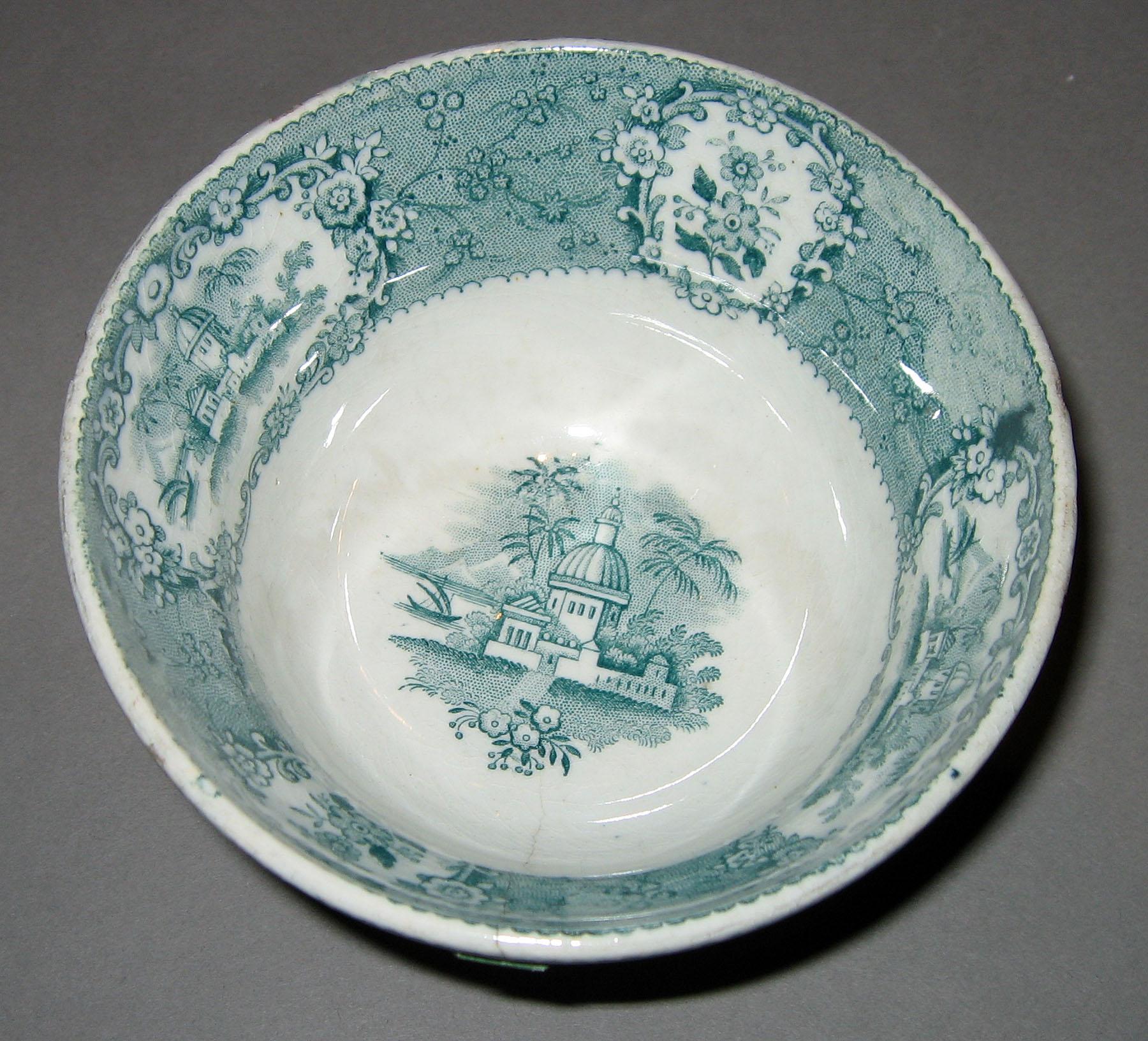 1966.0911.004 Oriental pattern teabowl (interior)
