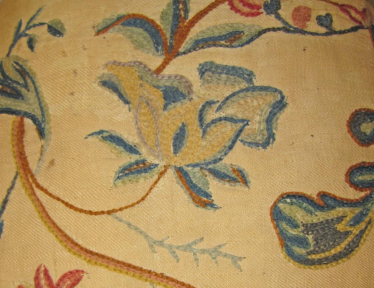 1966.0976 Cushion detail